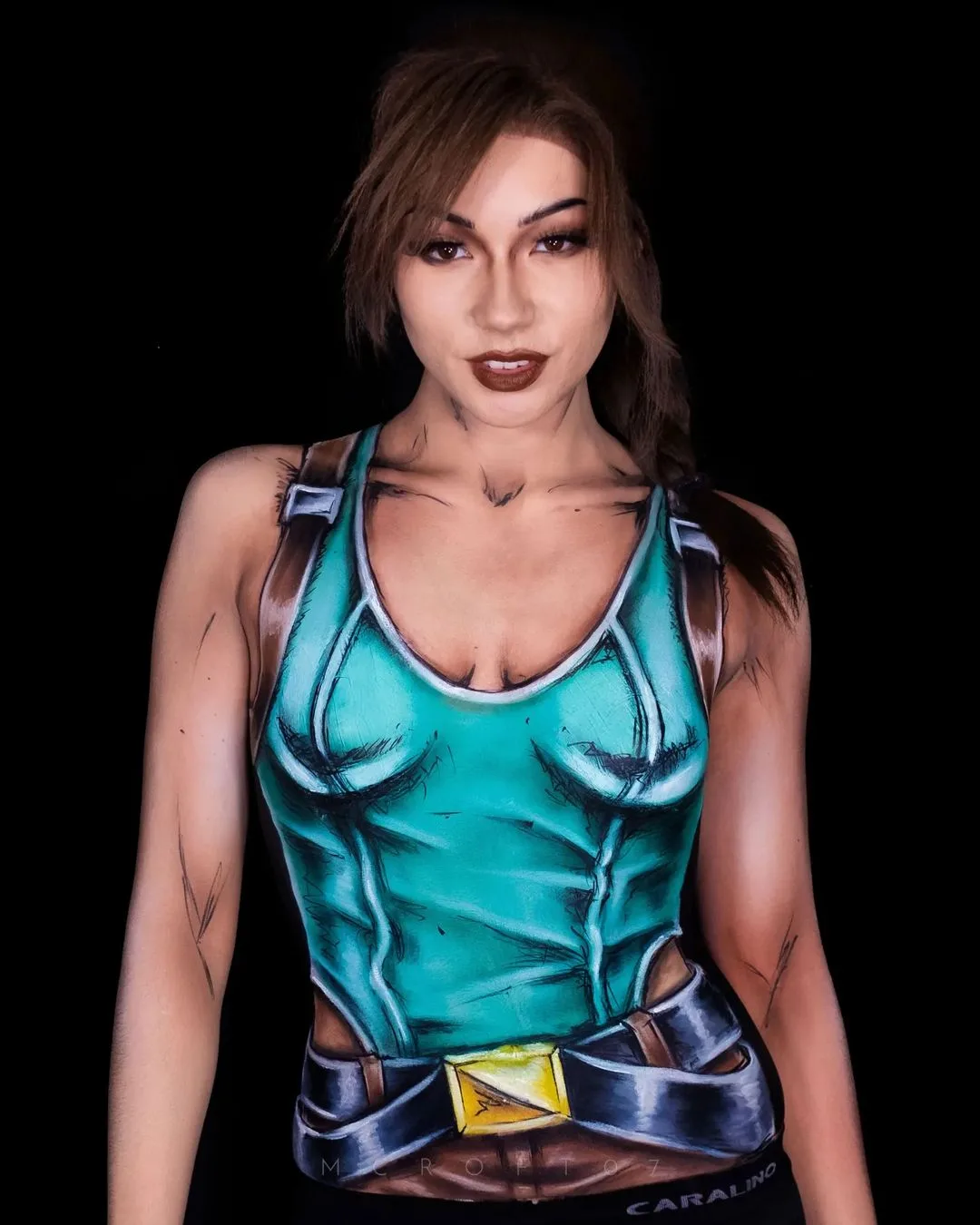 Modelo faz cosplay de Lara Croft em pintura corporal - Save State